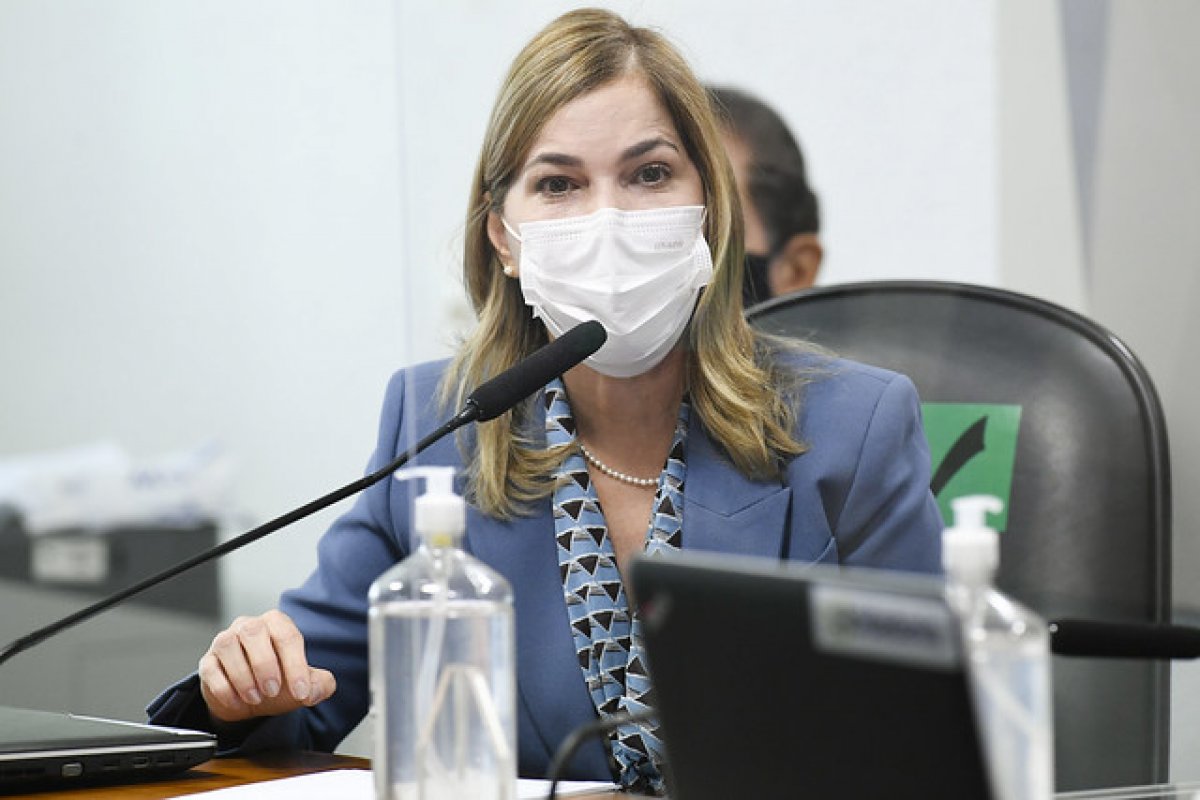 Mayra: 'Fechar escolas impediu imunização de rebanho em crianças'