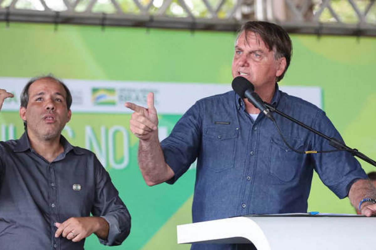 "Quem não tá contente comigo tem Lula em 22", diz Bolsonaro para apoiadora que pediu intervenção militar