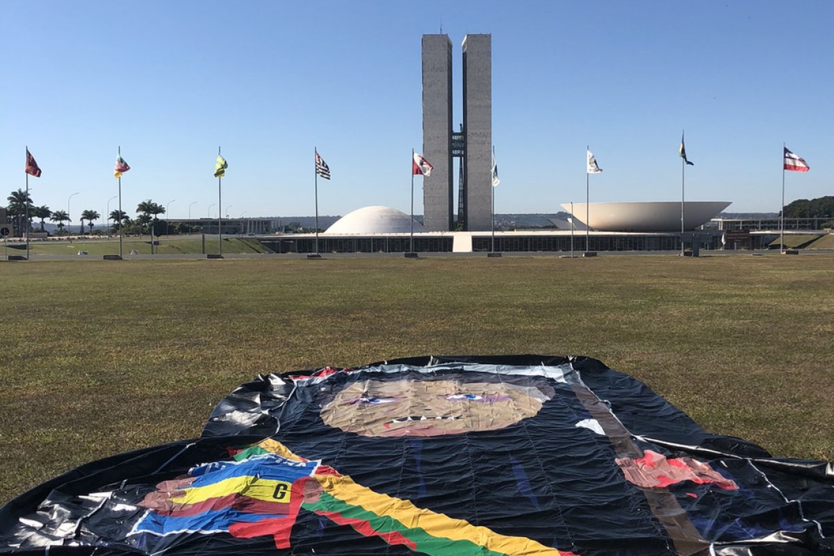 Grupo de manifestantes é impedido de erguer boneco inflável em protesto contra Bolsonaro