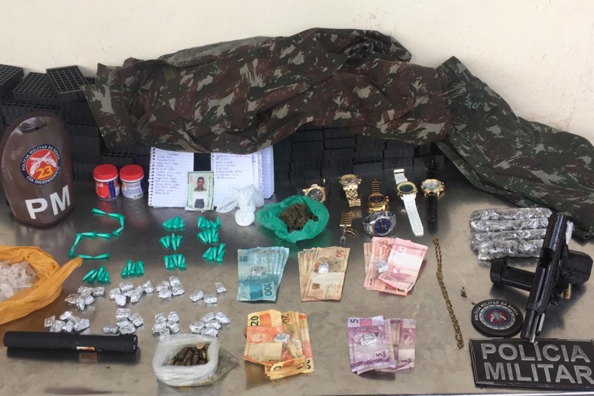 Munições, armas e entorpecentes são encontrados pela PM