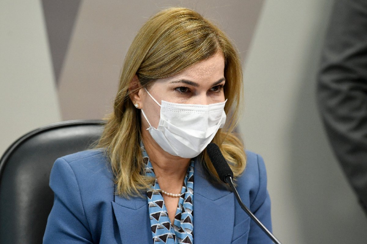 Mayra Pinheiro contradiz Pazuello e diz que ex-ministro soube de crise do oxigênio no AM dois dias antes