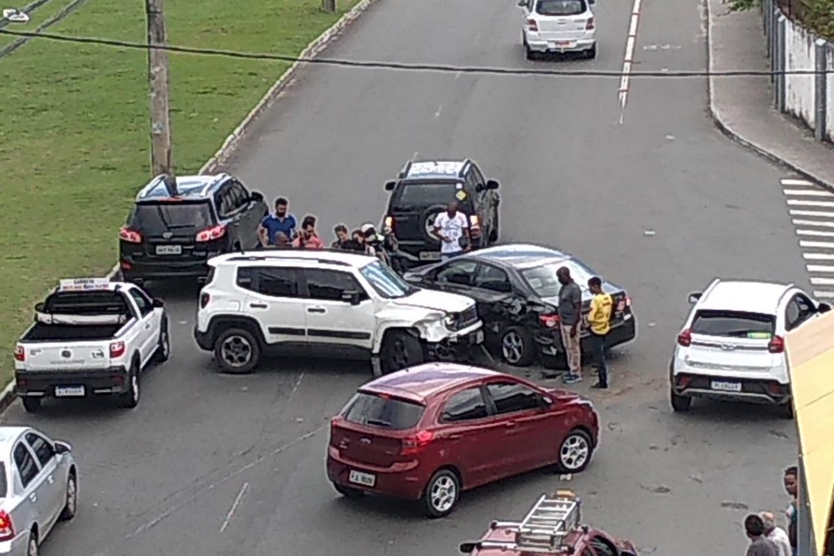 Acidente entre dois carros deixa avenida Paralela congestionada