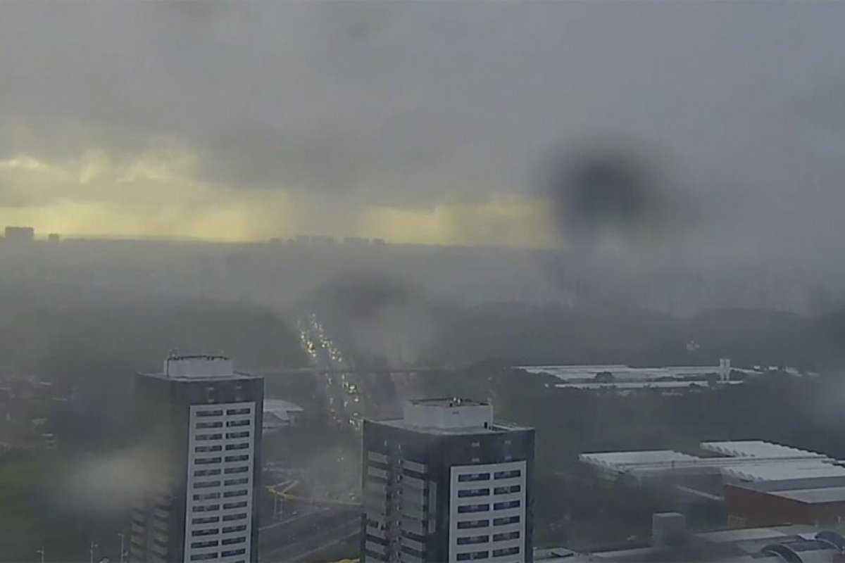 Salvador amanhece com tempo nublado após virada do clima na madrugada