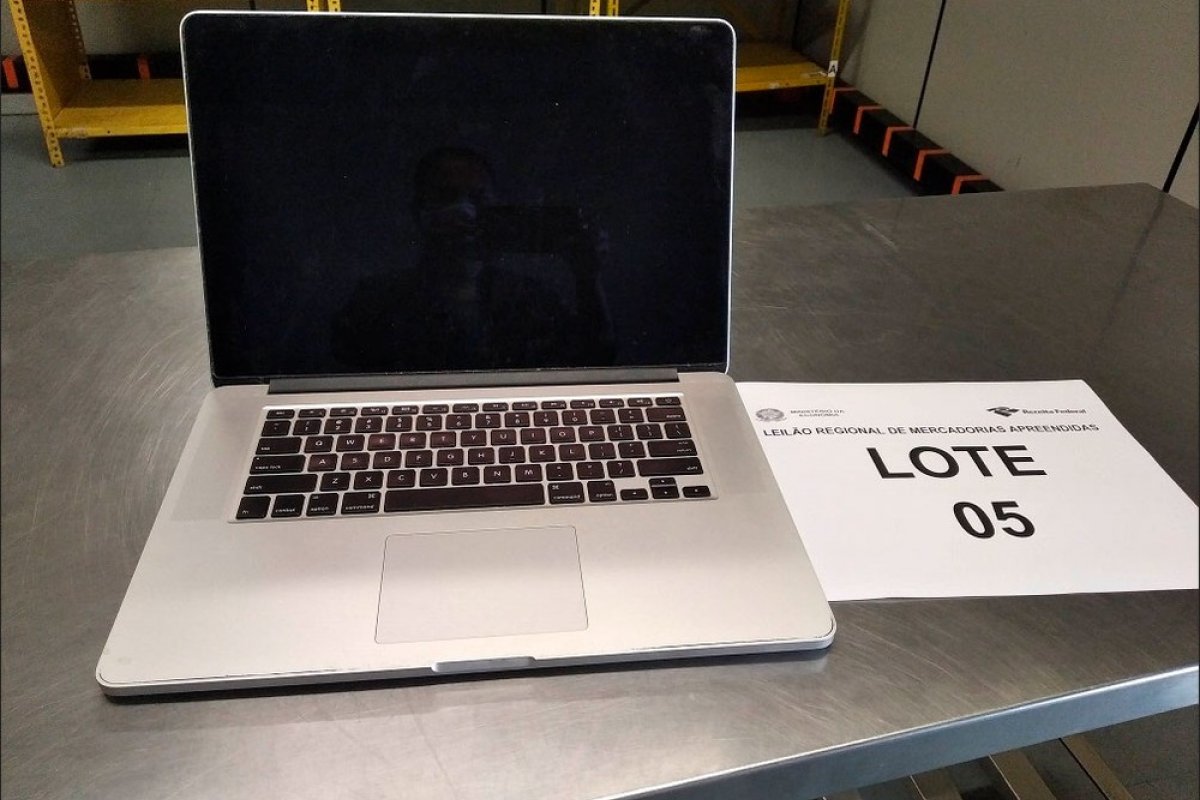 Leilão da Receita Federal tem MacBook por R$ 900