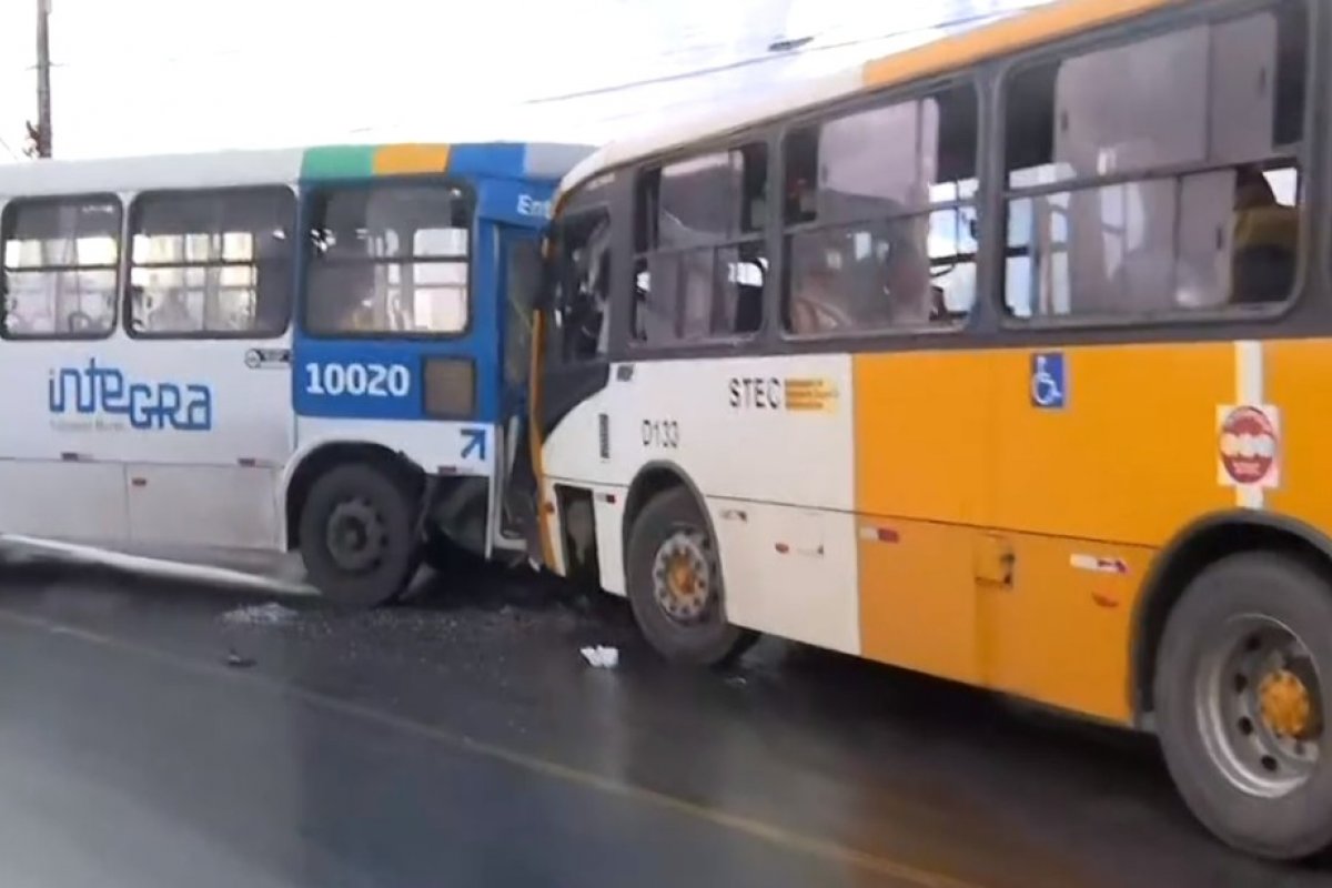 Vídeo: Batida entre ônibus e microônibus deixa 12 feridos na Estrada Velha do Aeroporto, em Salvador