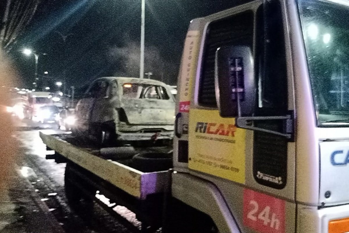 Carro bate em poste e pega fogo em Lauro de Freitas