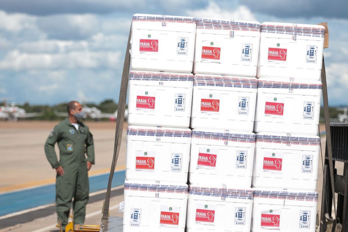 Governo Federal anuncia distribuição de vacinas contra Covid-19 a portuários