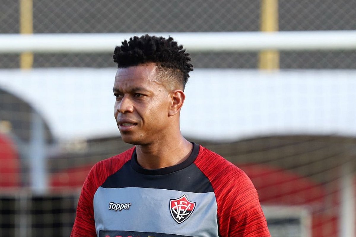 Zagueiro Edcarlos ainda tem contrato com Vitória