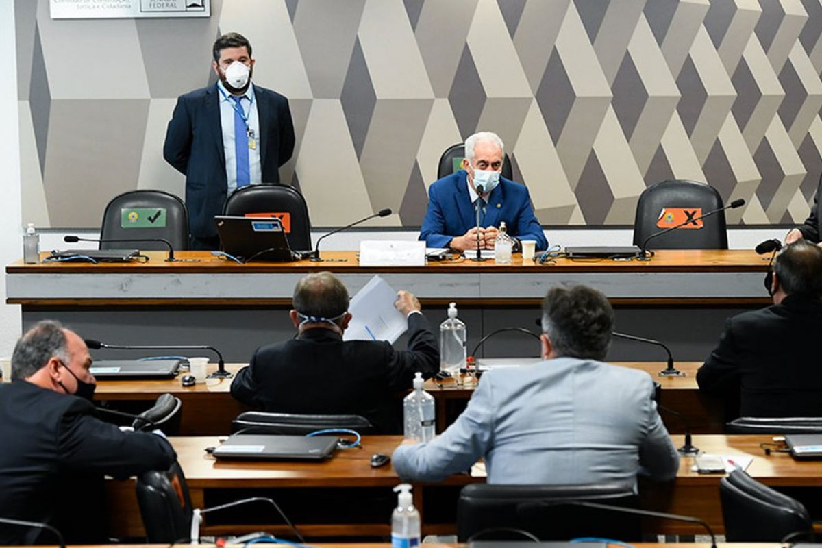 Após Renan Calheiros fazer menção a Holocausto na CPI, embaixada de Israel pede que tragédia fique 'à margem de política e de ideologia'