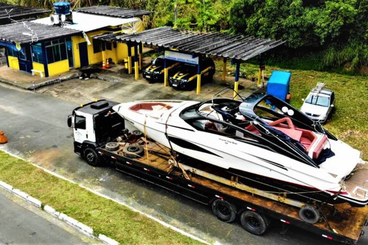 Barco de luxo é apreendido após ser transportado de forma irregular no sul da Bahia