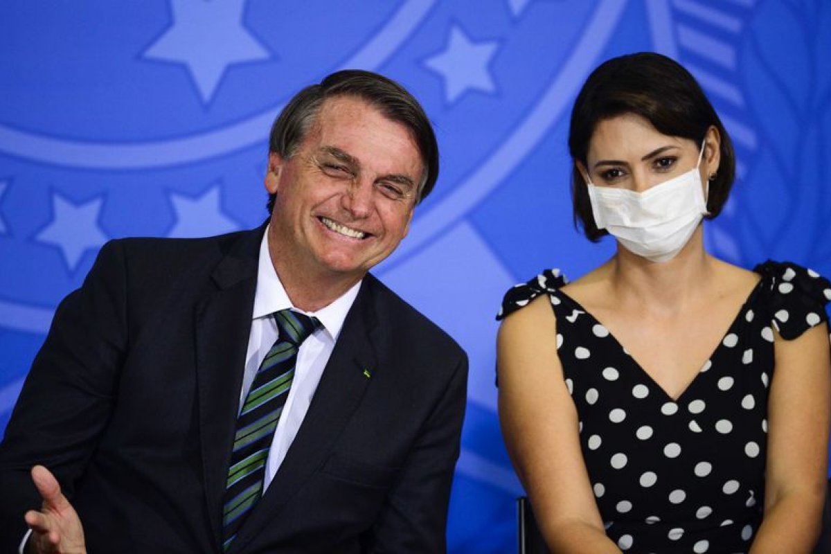 Michelle Bolsonaro pede desculpas por "amolar" ministro da Saúde