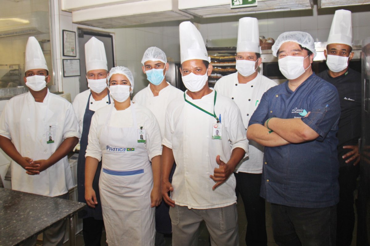 Premiado chef Rogério Shimura treina a equipe de padeiros do Transamerica Resort Comandatuba