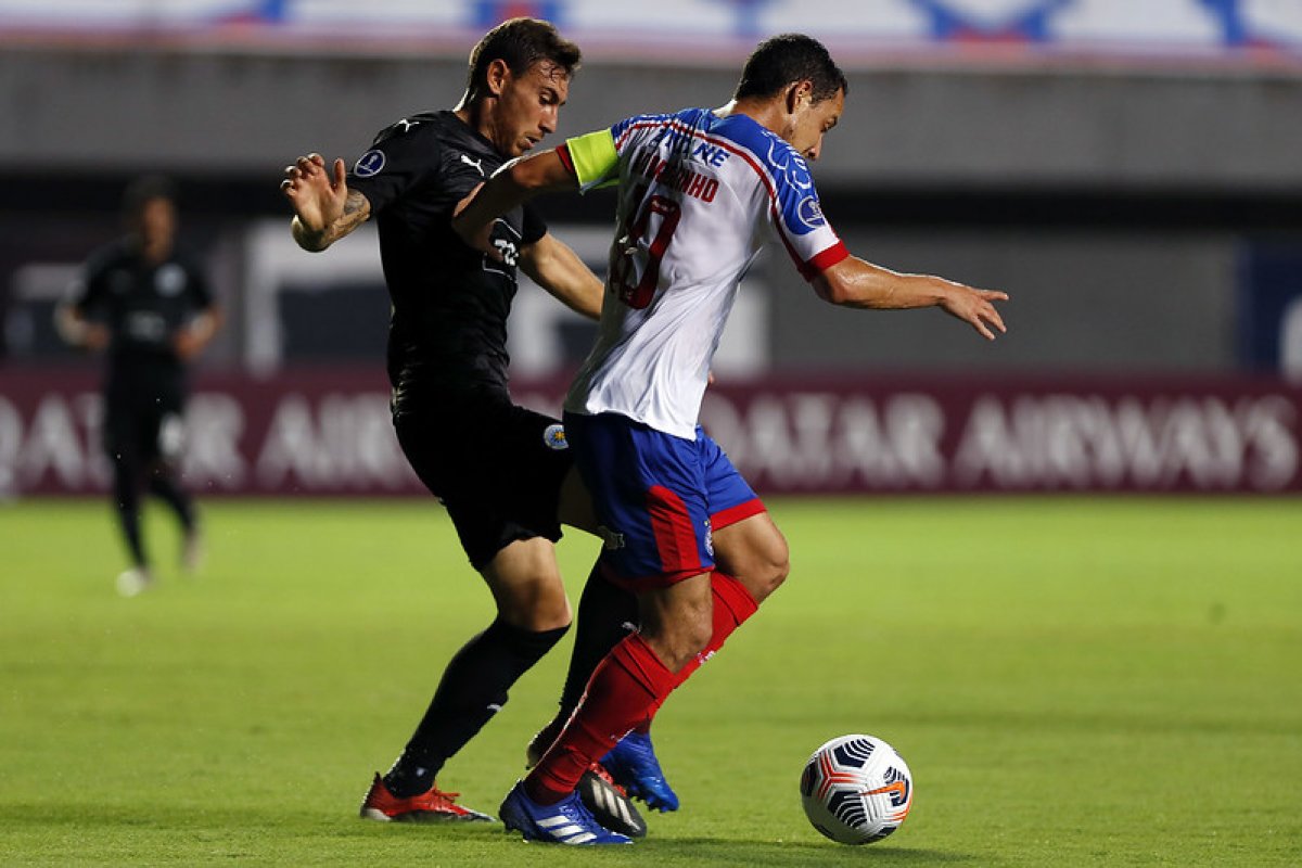 Em jogo com seis gols e três expulsões, Bahia é goleado e eliminado da Sul-Americana 