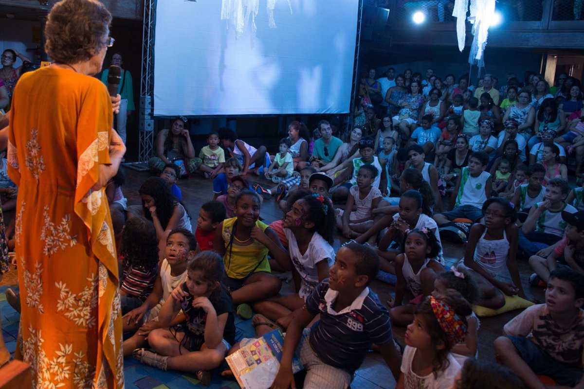 Contação de história gratuita com a escritora Iray Galrão acontece no Rio Vermelho, neste domingo (8)