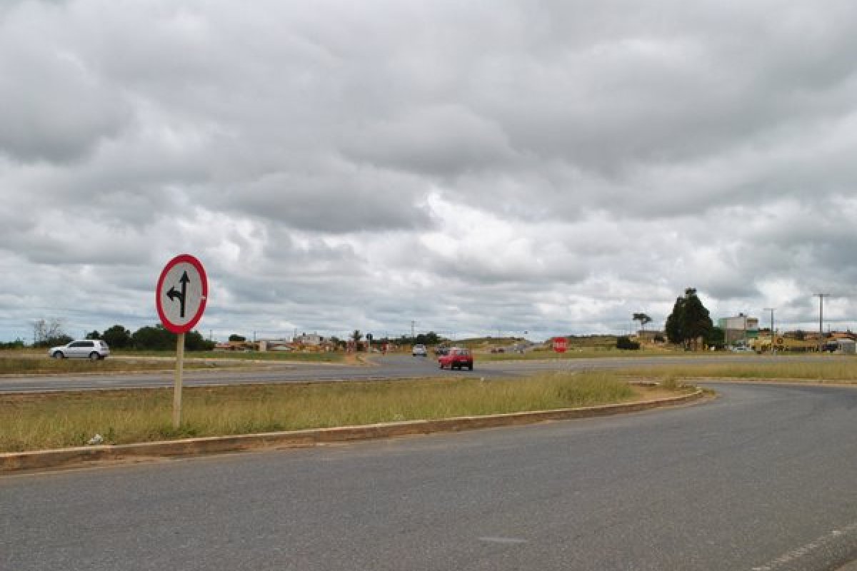 Carreta que transportava carga de ureia pega fogo e fica parcialmente destruída em Vitória da Conquista