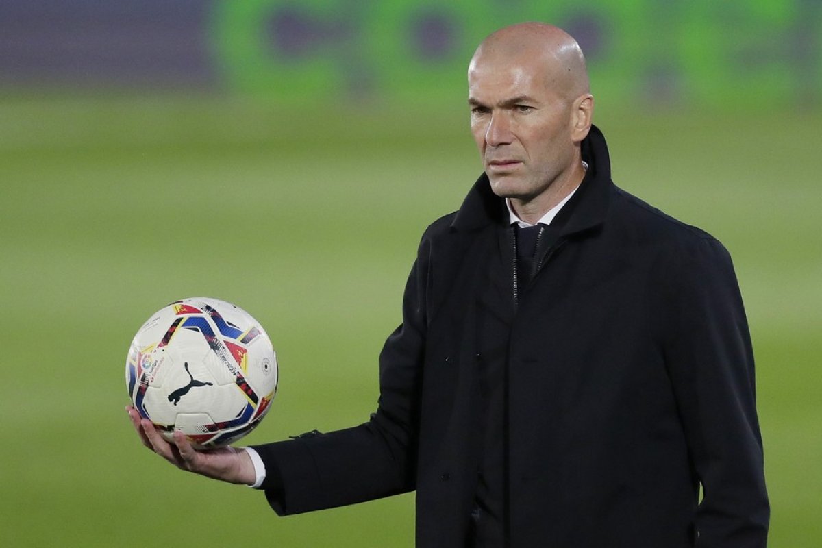 Real Madrid confirma saída de Zinedine Zidane como técnico