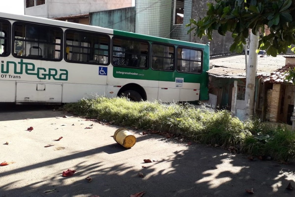 Motorista de ônibus perde o controle e atinge casa no bairro de Canabrava