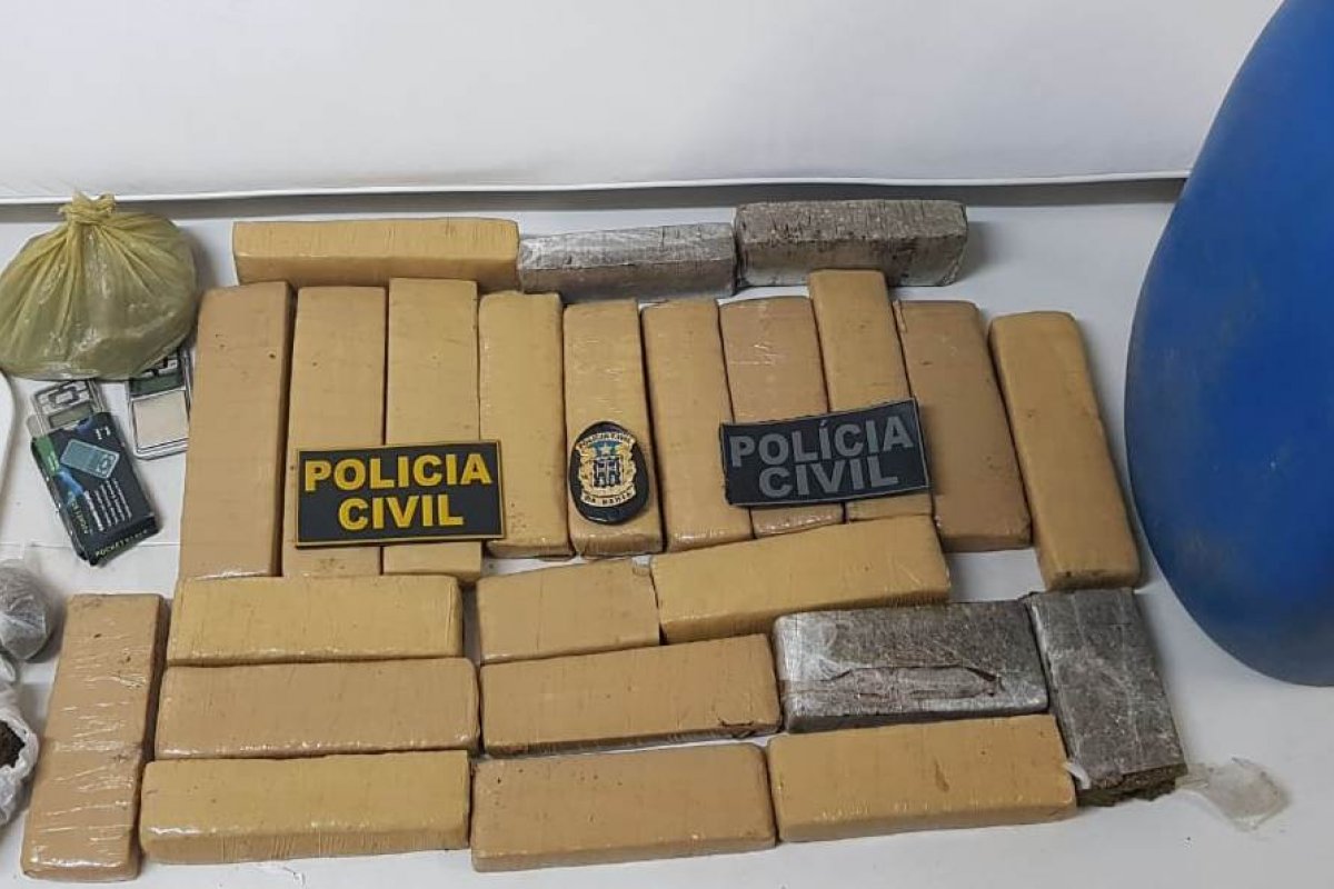 Cerca de 20 quilos de maconha são apreendidos dentro de um depósito, em Itabuna