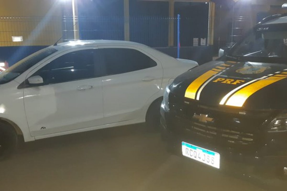 Dois homens são presos por porte ilegal de arma e receptação de veículo