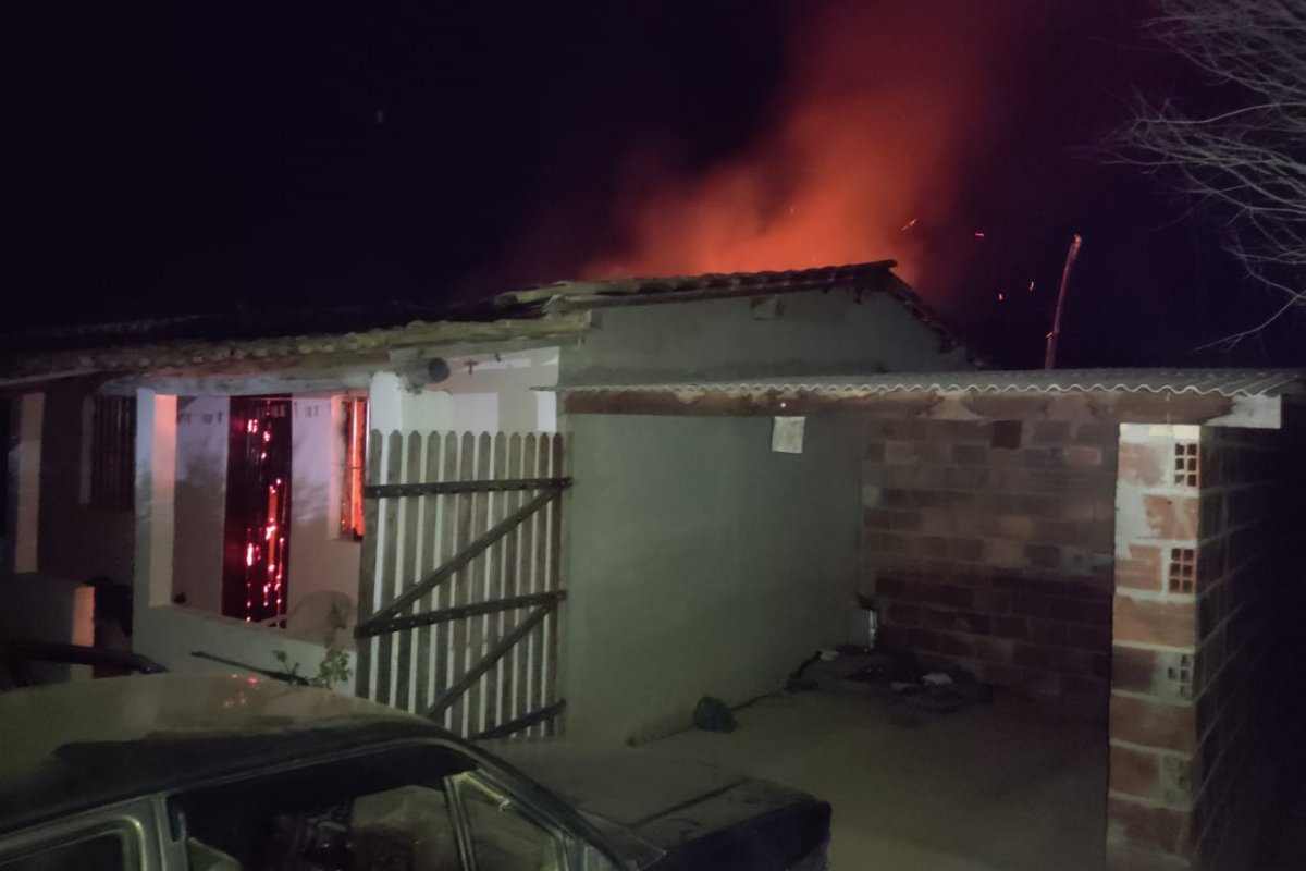 Homem que ateou fogo em casa para matar mulher é preso