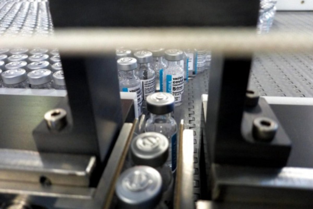 Fiocruz entrega 4,9 mi de doses da vacina Oxford/AstraZeneca ao PNI nesta sexta-feira (28)