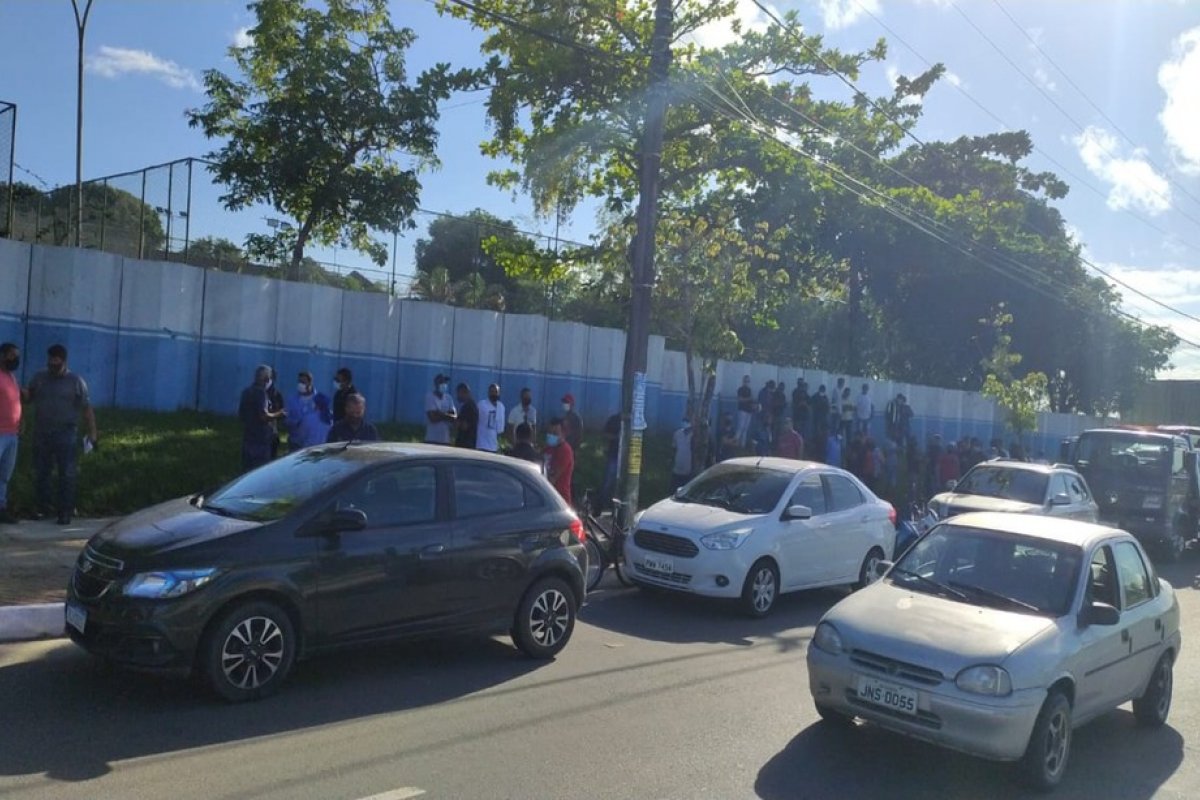 Metalúrgicos protestam em Camaçari e pedem acordo após demissão de empresa que prestava serviço à Ford