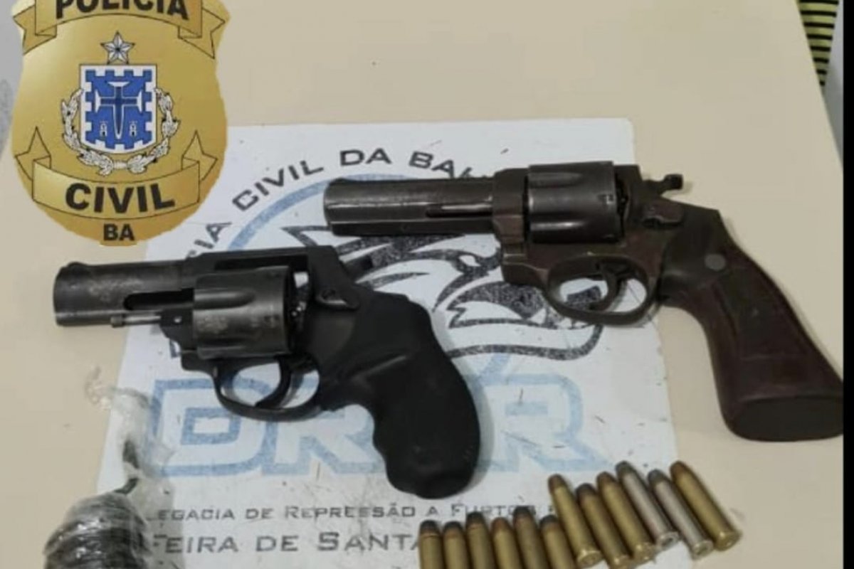 Dupla é presa em flagrante com armas e granada em Feira de Santana