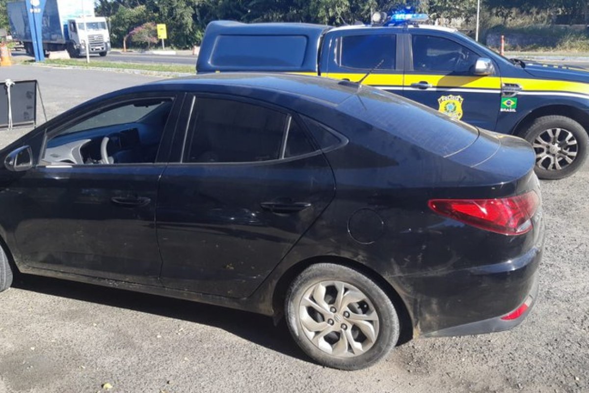 Dupla é detida com carro roubado na BR 101, no sul da Bahia