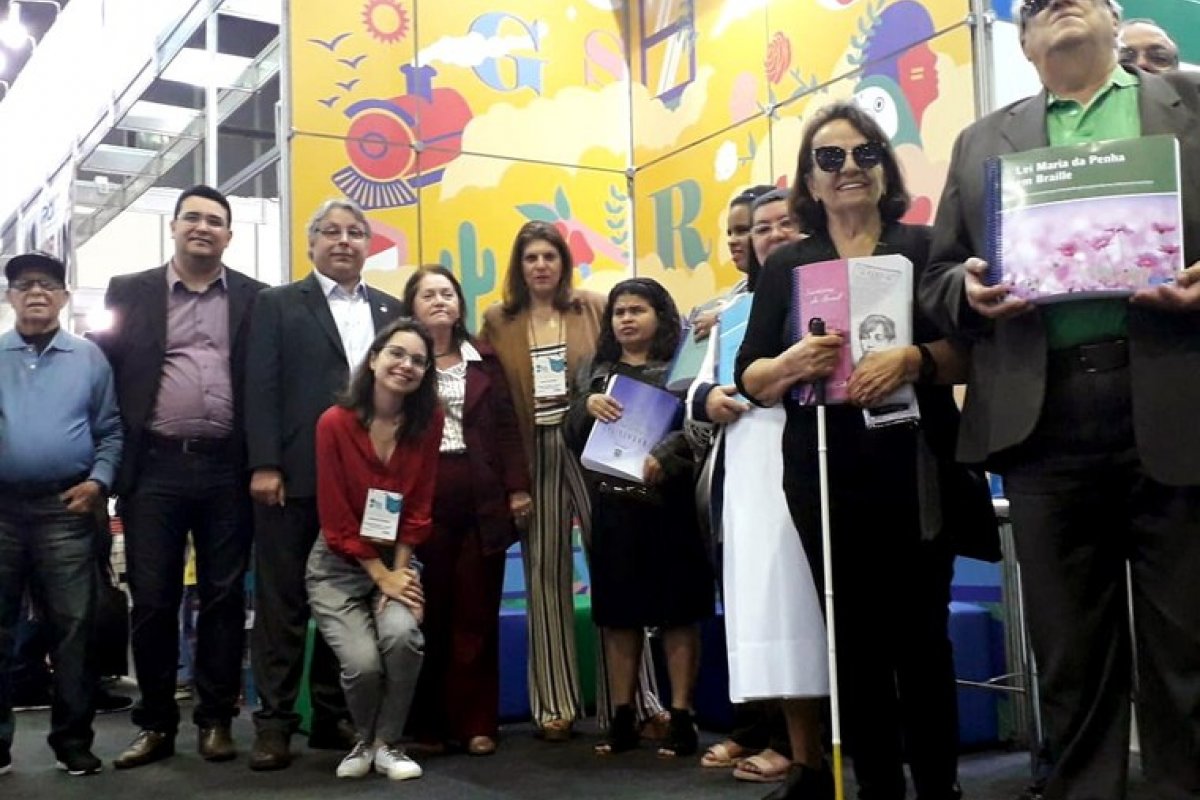 Senado doa livros em braile na Bienal Internacional do Livro, no Rio