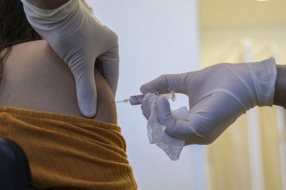 Ministério da Saúde autoriza início da vacinação do público acima dos 18 anos