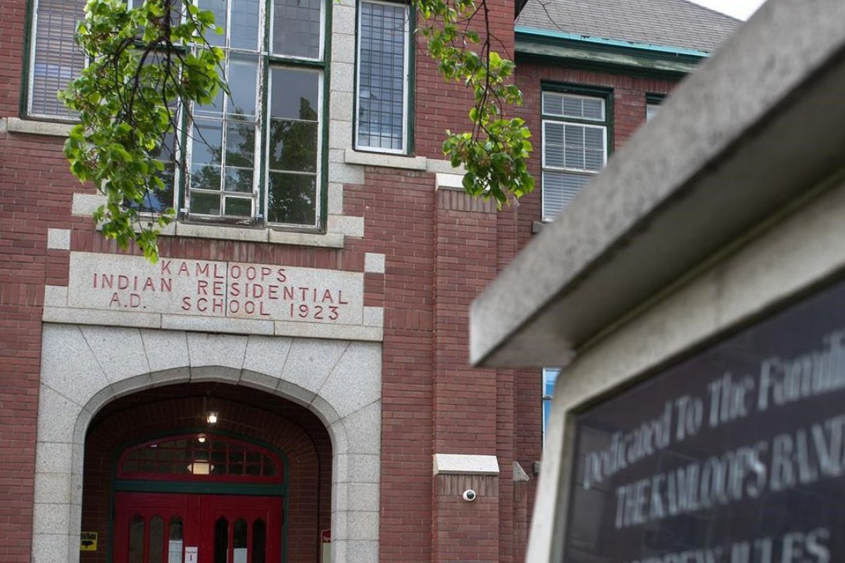 Restos mortais de mais de 210 crianças são encontrados em local de antigo internato no Canadá