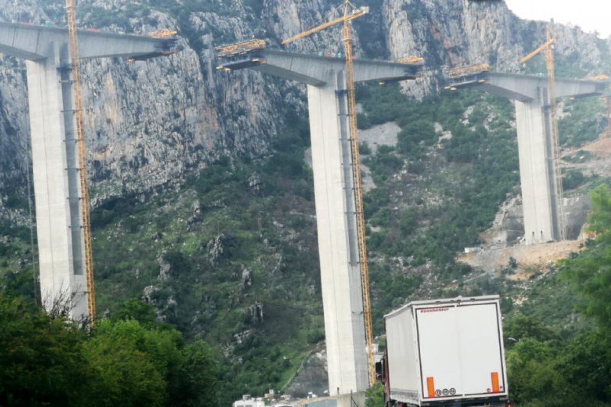 Rodovia em Montenegro que liga o nada a lugar nenhum gera prejuízo de US$ 1 bilhão