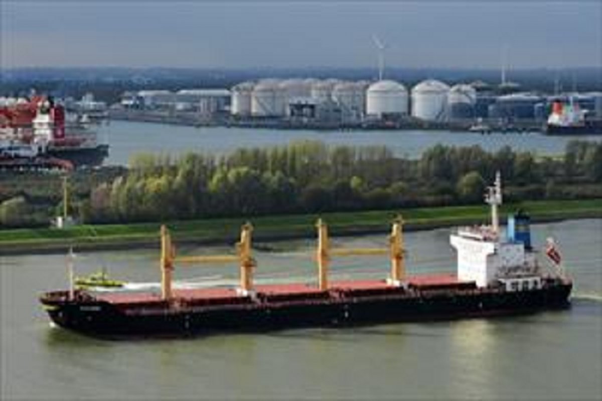 Navio com bandeira da Suíça ancora no Porto de Aratu após caso de Covid-19 entre tripulantes