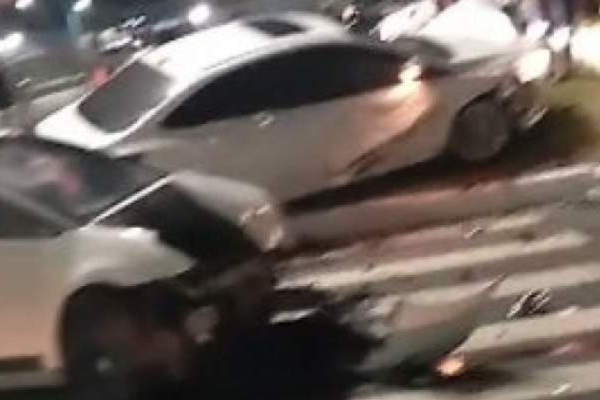 Dois carros ficam destruídos após acidente em Salvador