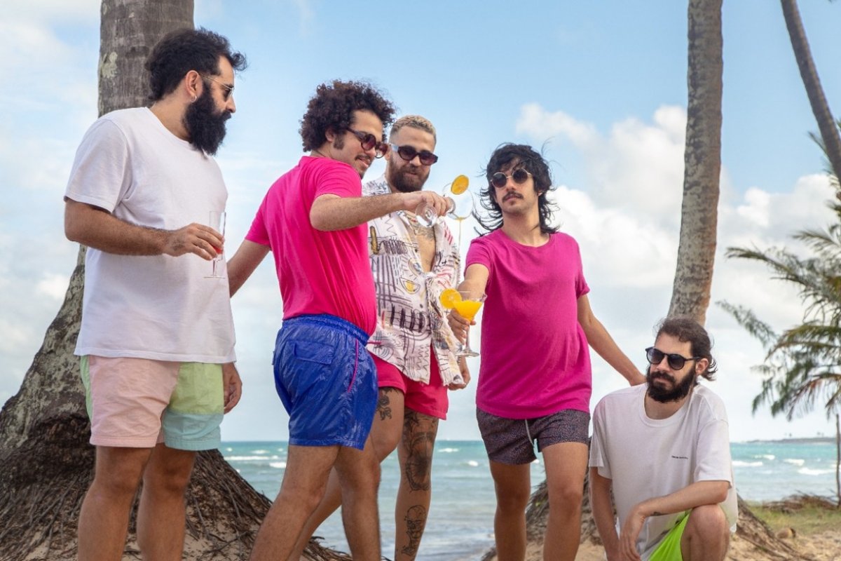 Entre o sintetizador e o swing das guitarras, Bule lança 'Passando com Água'