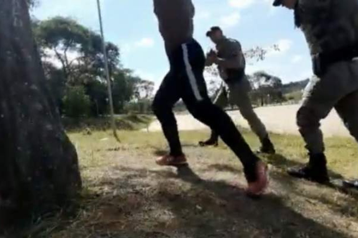 Vídeo: Polícia aponta arma e manda algemar youtuber negro que andava de bicicleta em parque