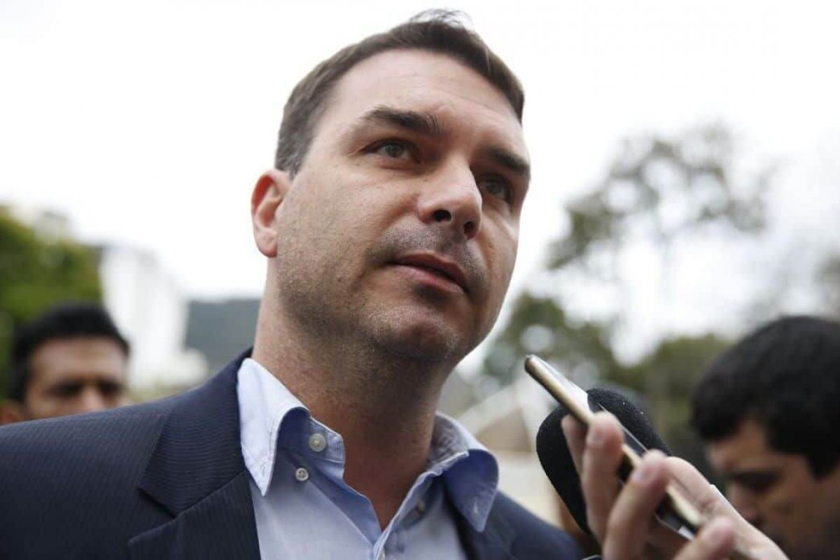 Mendes autoriza julgamento sobre foro privilegiado de Flávio Bolsonaro no STF