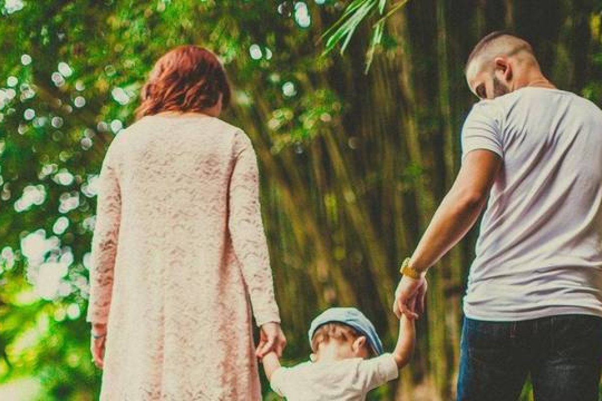 Novo estudo da Kantar mostra que casais com filhos pequenos e monoparentais tiveram o maior impacto na renda durante a pandemia