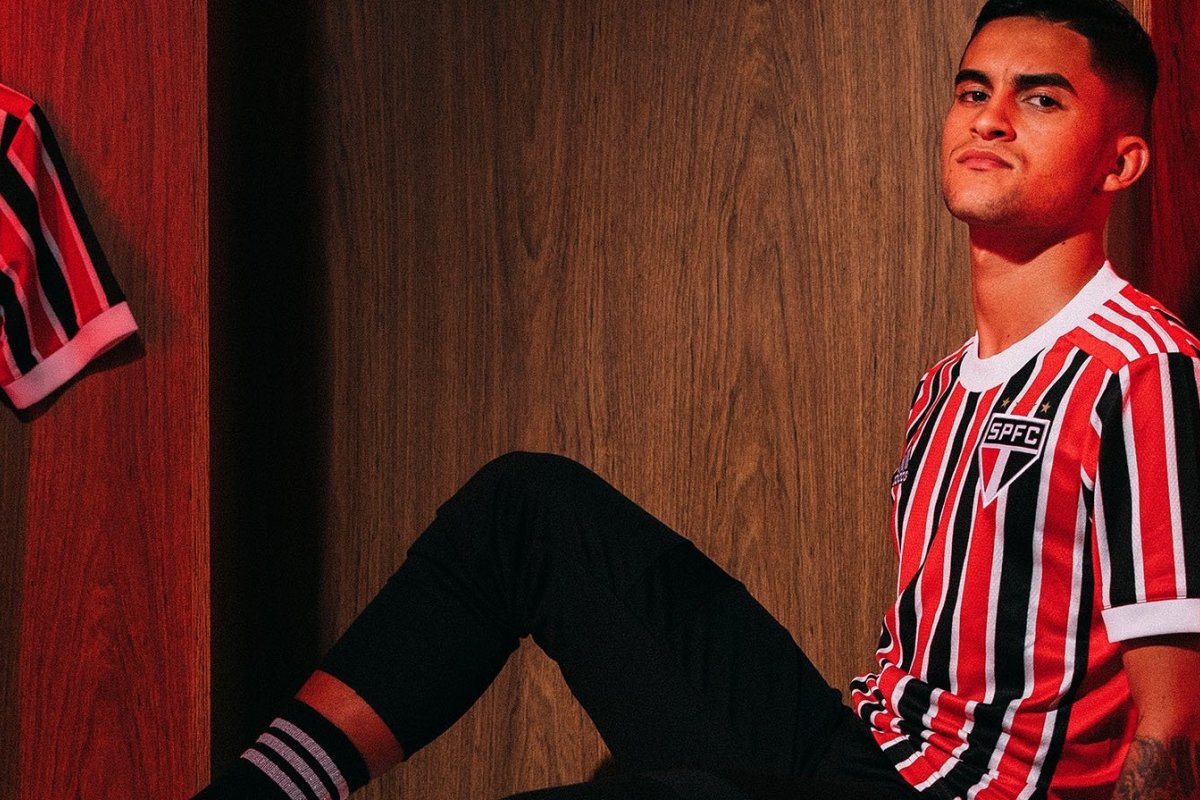 Tecnologia e emoção no lançamento de camisas de grandes clubes