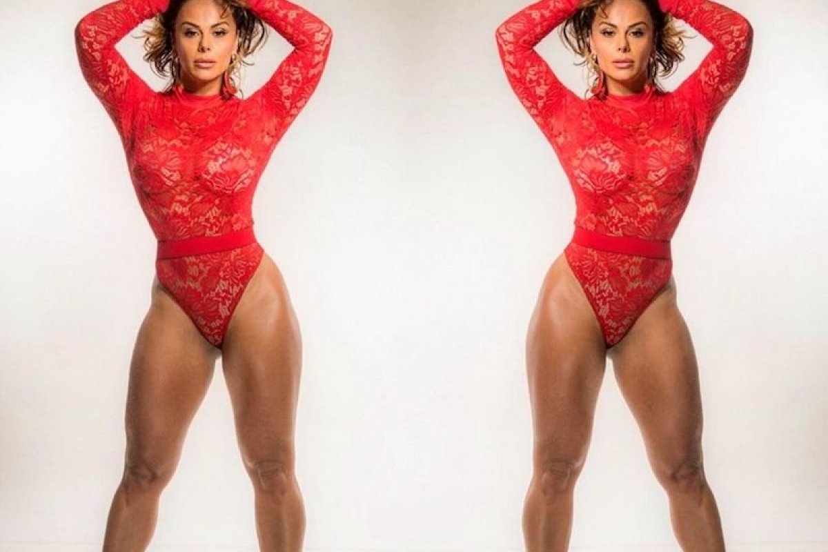 Viviane Araújo arrasa com body vermelho cavadíssimo