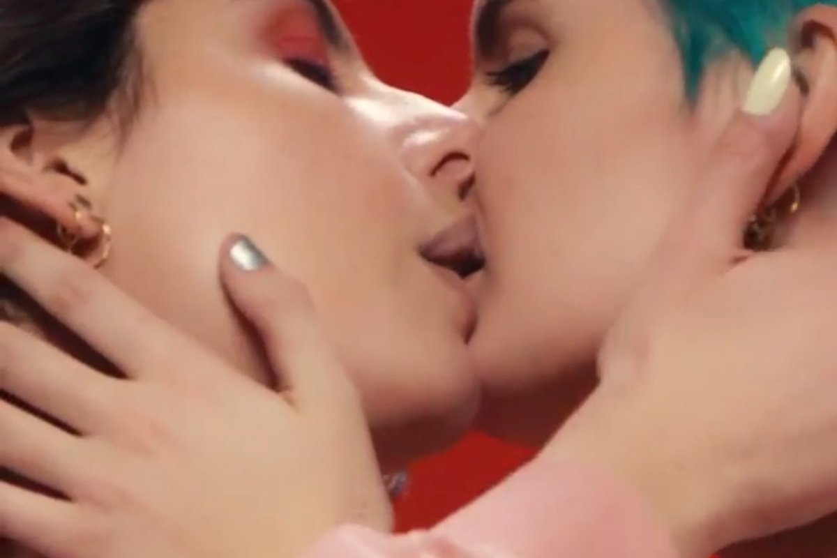 Veja vídeo: Beijo homoafetivo em ação da Dolce & Gabbana agita o mundo da moda após promotor russo reclamar!