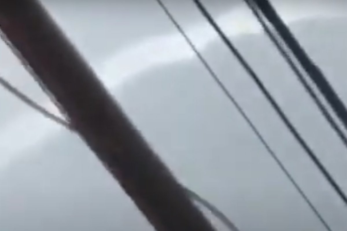 Vídeo: Tromba d'água provoca medo em banhistas em Jauá