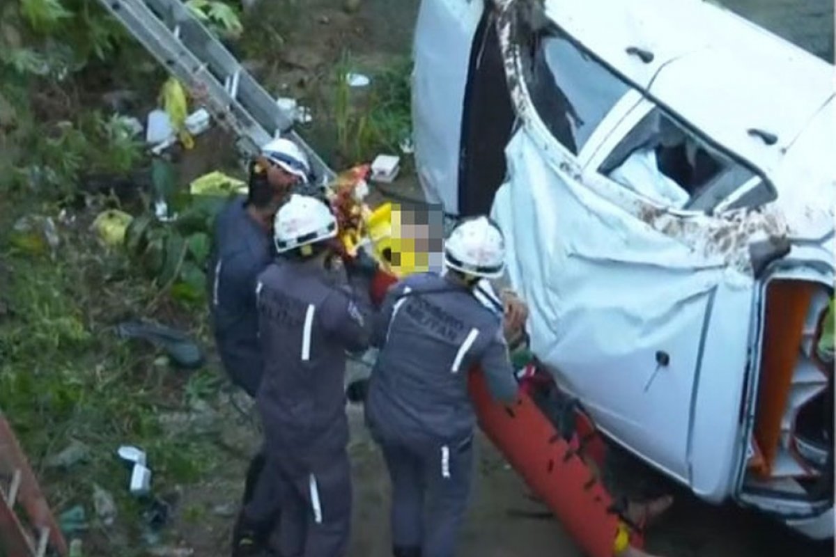 Motorista perde controle de veículo e cai em córrego no Imbuí, em Salvador
