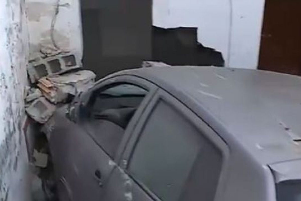 Após perder controle de carro, motorista atinge duas casas na madrugada deste domingo (30) em Itabuna