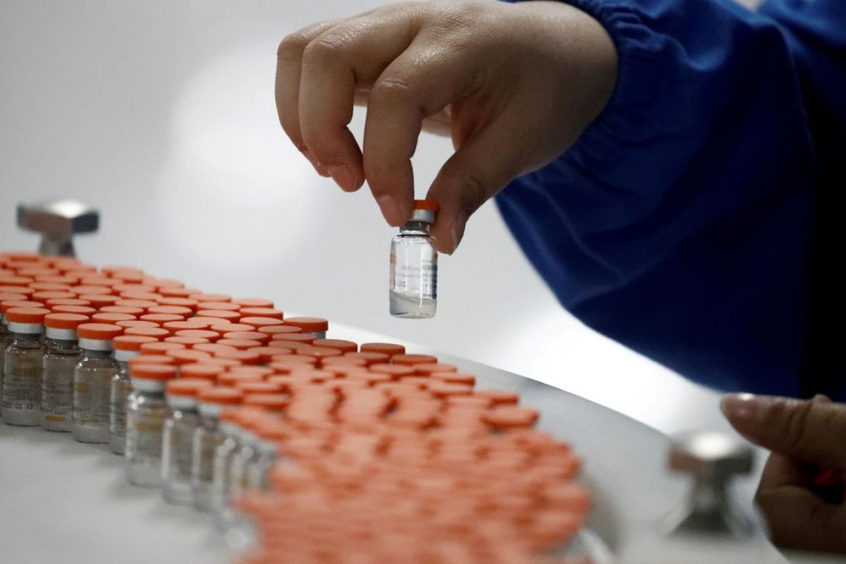 Autoridades da Saúde se preocupam com a baixa eficiência da Coronavac após estudo internacional