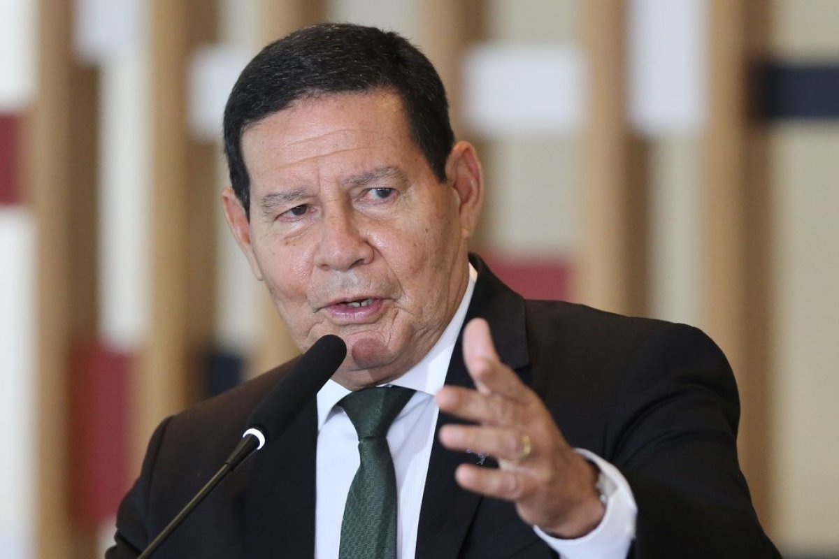 Mourão ironiza manifestações do final de semana no Brasil  "Tem aglomeração do bem agora?"