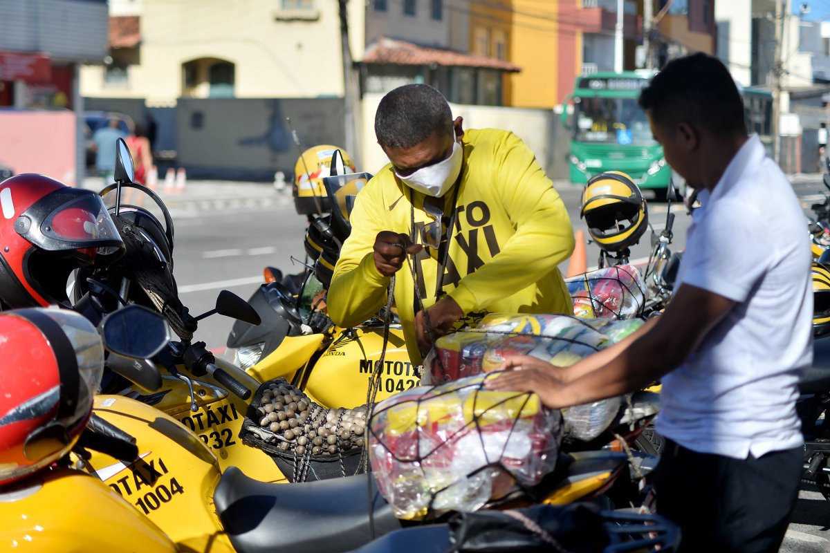 Prefeitura de Salvador inicia entrega de cestas básicas para mototaxistas