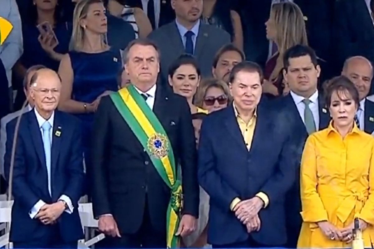 Bolsonaro quebra protocolo no Sete de Setembro e se aproximada da população