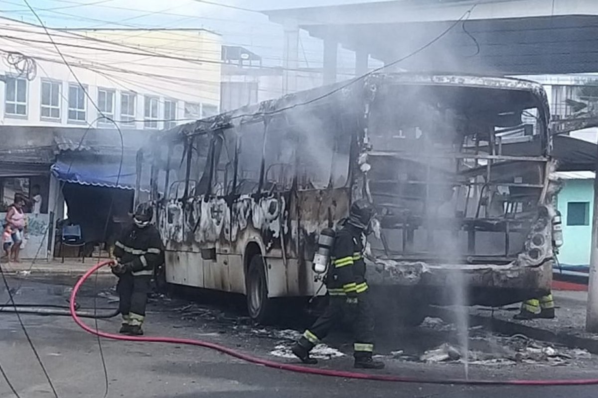 Dois ônibus ficam destruídos após serem incendiados em bairros de Salvador