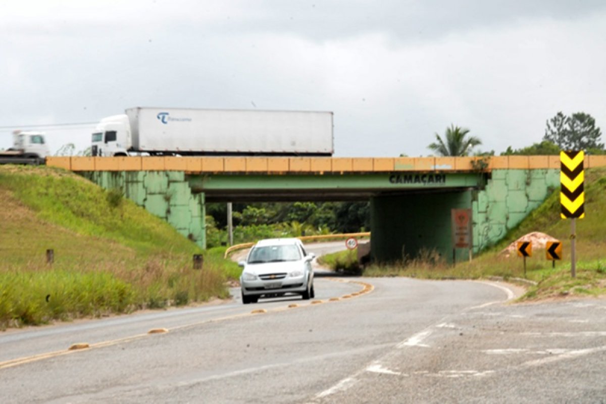 Duas pessoas morrem em colisão de carros na região metropolitana de Salvador 